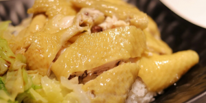 广东人教你做白切鸡，3个技巧要掌握，皮脆肉嫩，色泽金黄没腥味